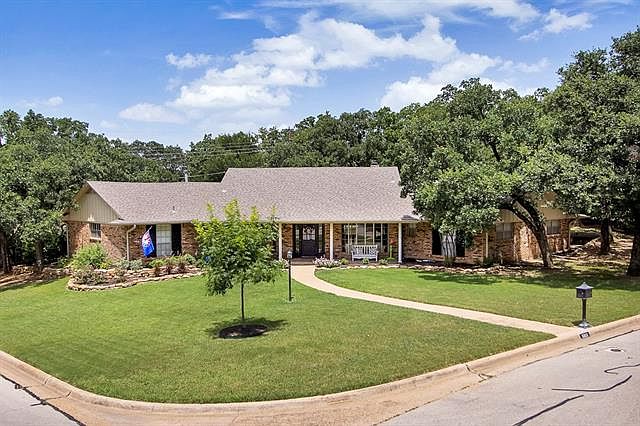 1st image of 3212 Yellowstone Dr
