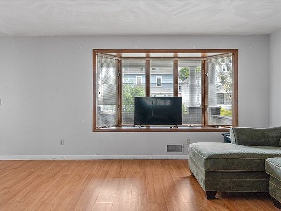 5th image of 36 Burbank Ave