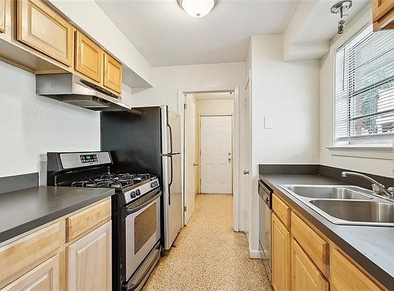 4th image of 2718 Bell St