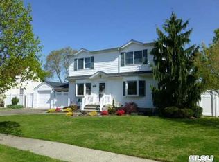 3581 Condor Rd, Levittown, NY 11756