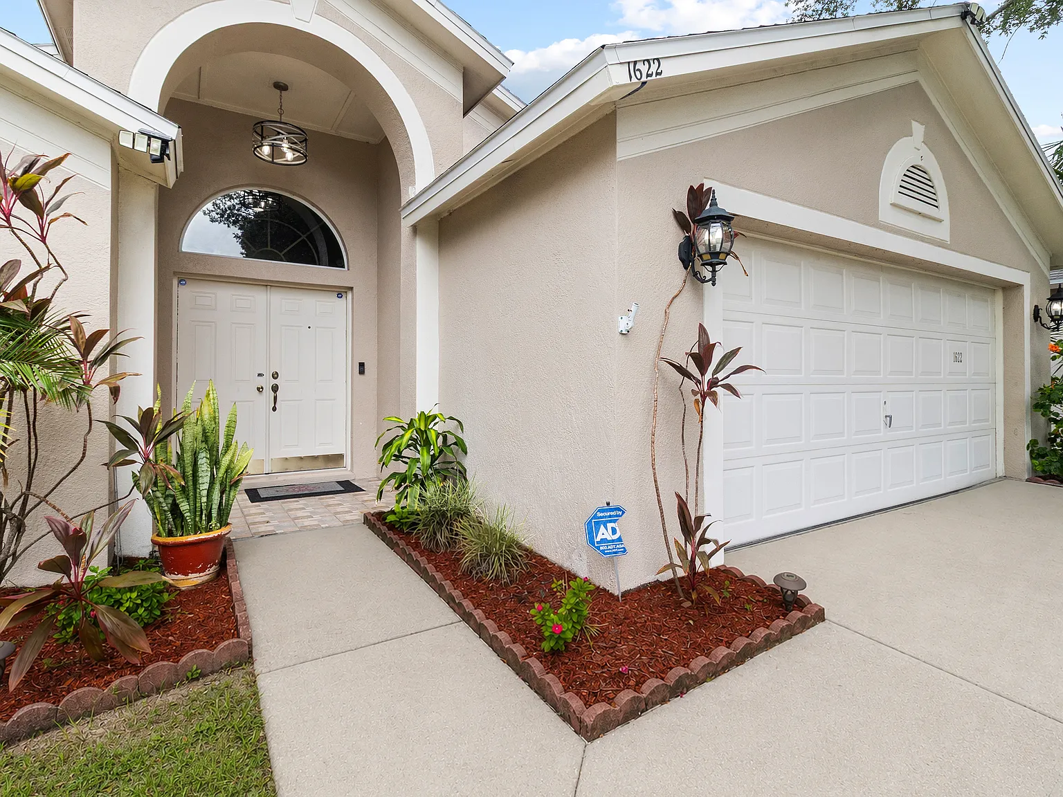 3 bed, 1878 sqft, $2,700 — Photo 1