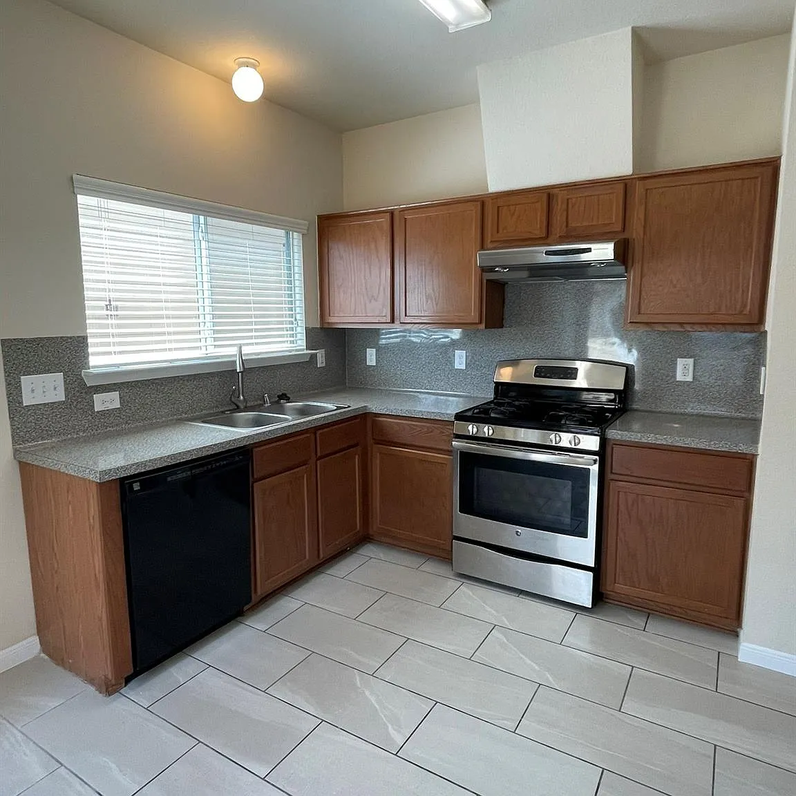 4 bed, 2.5 bath, 1706 sqft, $1,950 — Photo 2