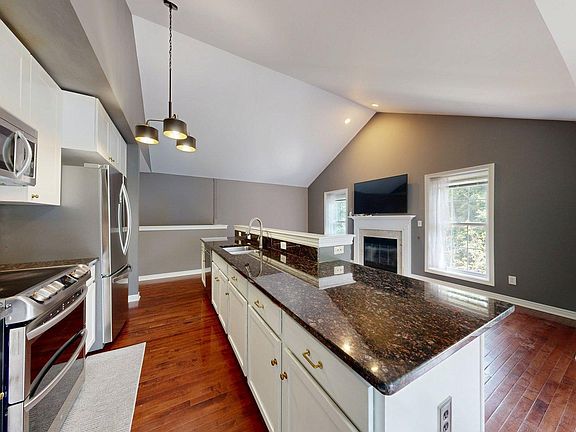 3rd image of 5615 Hampshire Ln