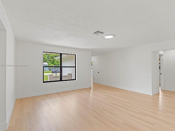 5th image of 436 NE 161st St