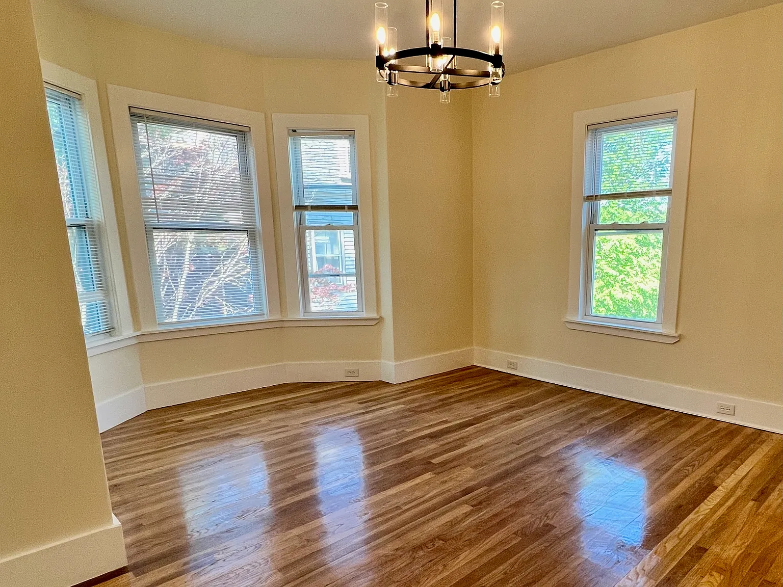 3 bed, 950 sqft, $3,200 — Photo 1