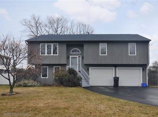 15 Oakwind Ter, Cranston, RI 02920