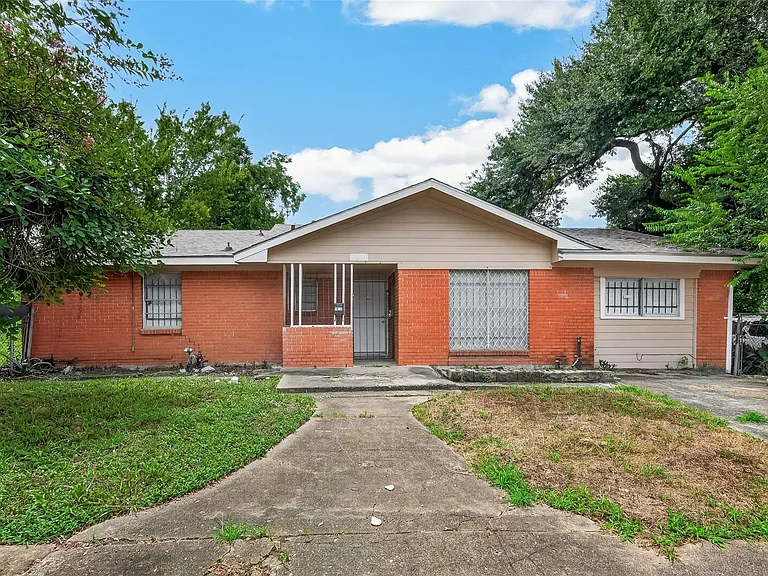 3815 Love St — Photo 1