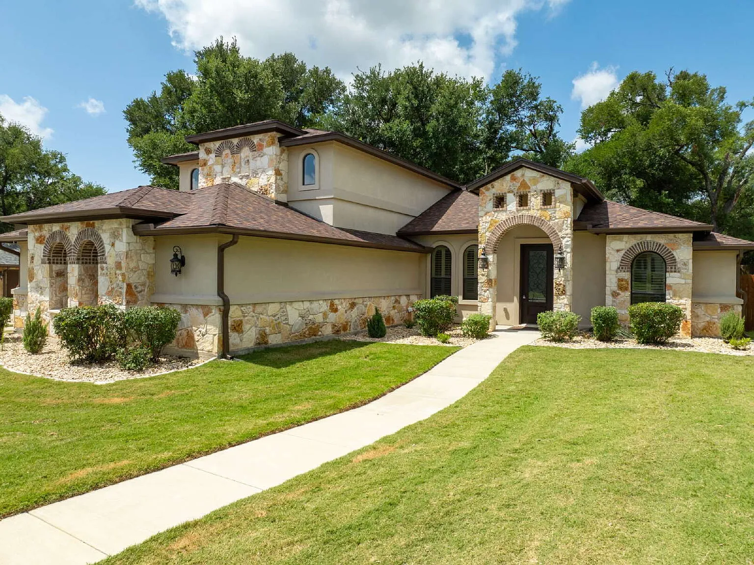 5 bed, 3.0 bath, 3184 sqft, $3,200 — Photo 4