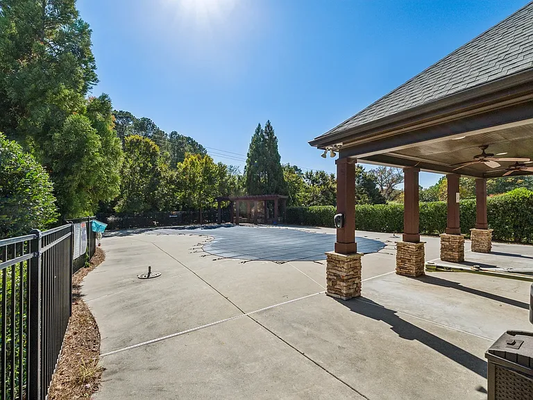 5860 Bluff Heights Dr — Photo 19