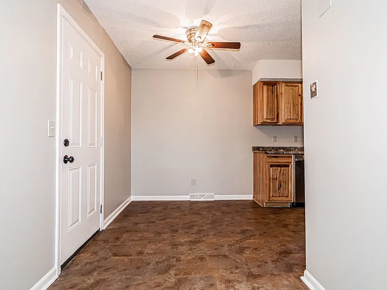 1369 Parkside Dr — Photo 4