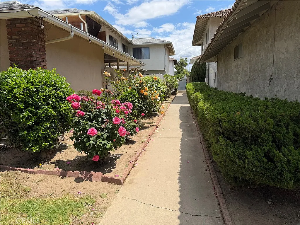 2 bed, 1000 sqft, $2,700 — Photo 2