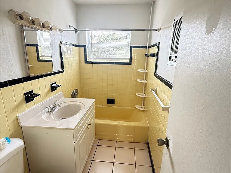 21422 Kenyon Ave — Photo 4