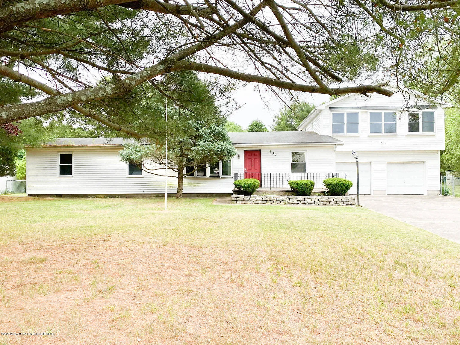 305 Sapphire Dr photo 1