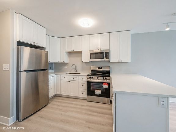 3rd image of 555 W Cornelia Ave APT 1703