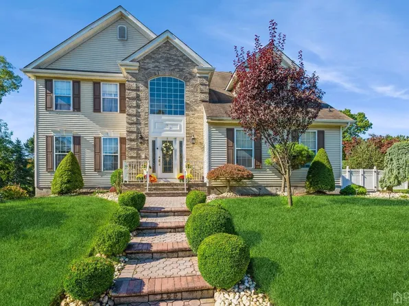 5 Charter Dr, South River, NJ 08882