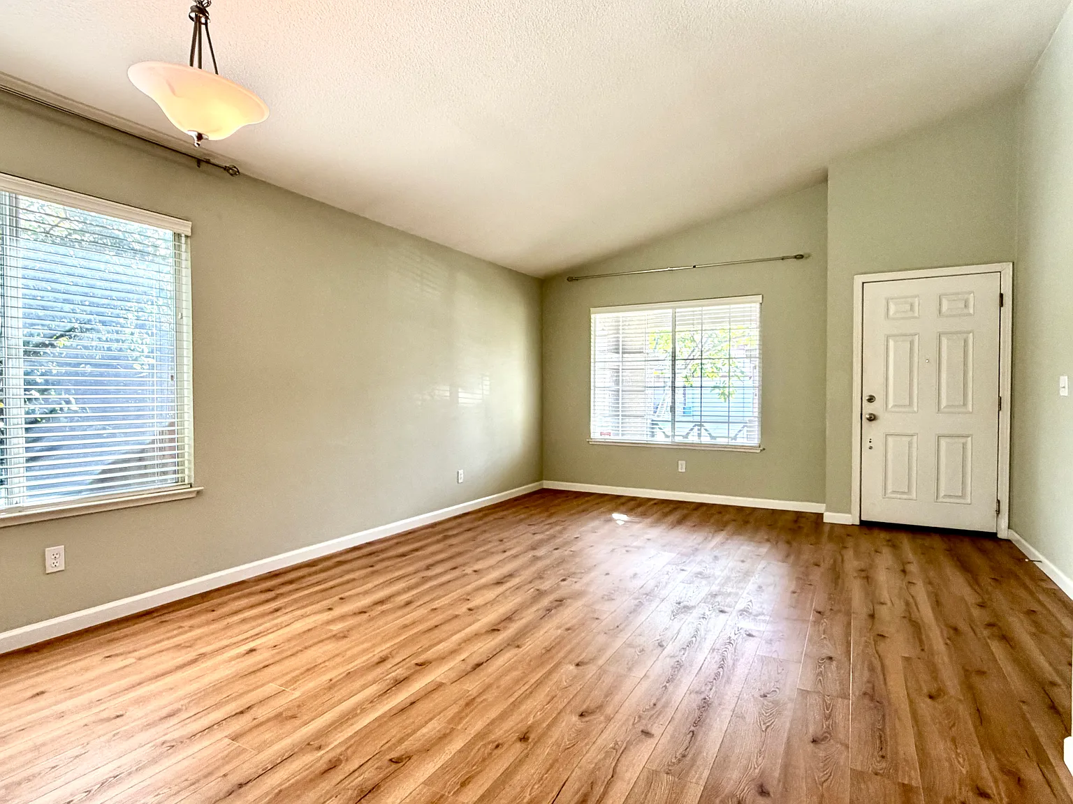 3 bed, 1316 sqft, $2,795 — Photo 4