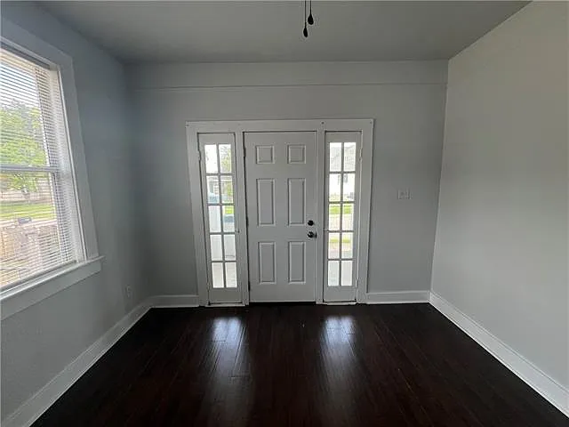 2 bed, 1.0 bath, 749 sqft, $1,300 — Photo 2