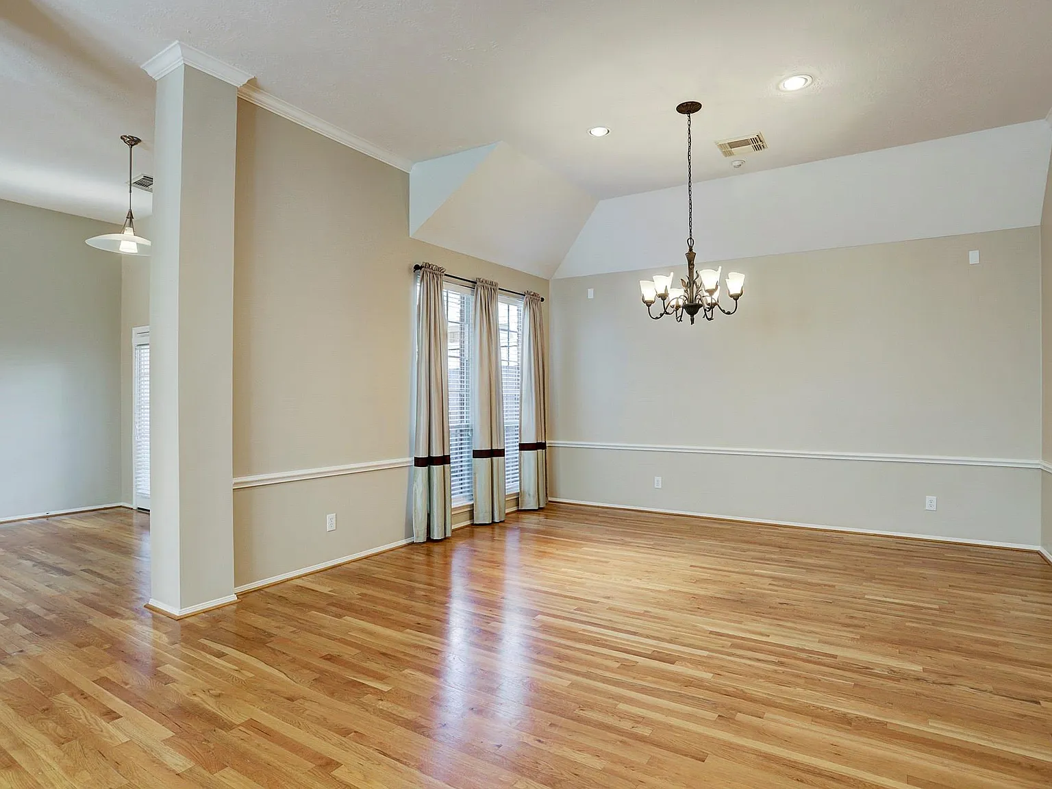 3 bed, 2.0 bath, 2405 sqft, $2,650 — Photo 3