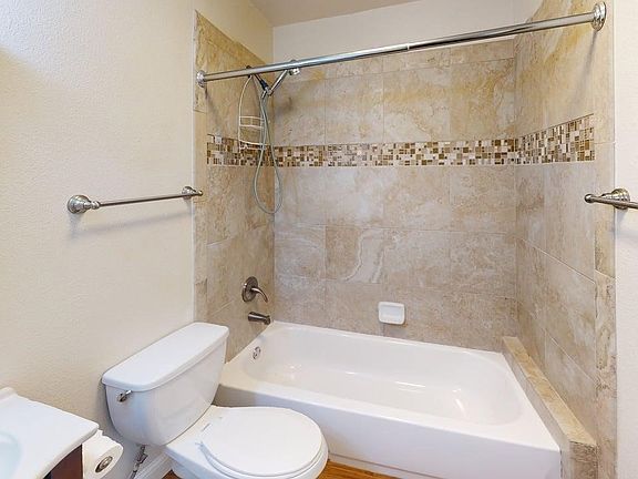 4th image of 413 Oxford Dr