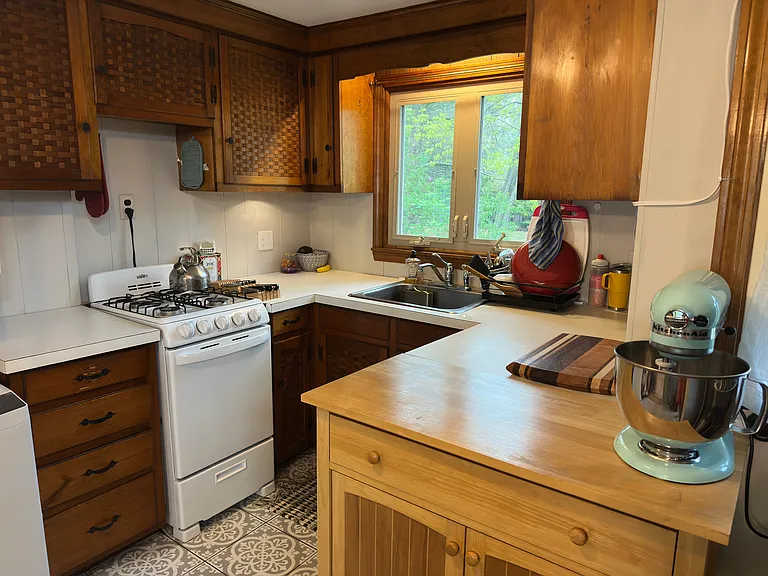 28 Howard St #R — Photo 8