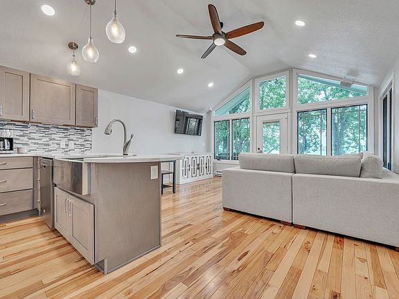 3rd image of 2520 Manhattan Blvd