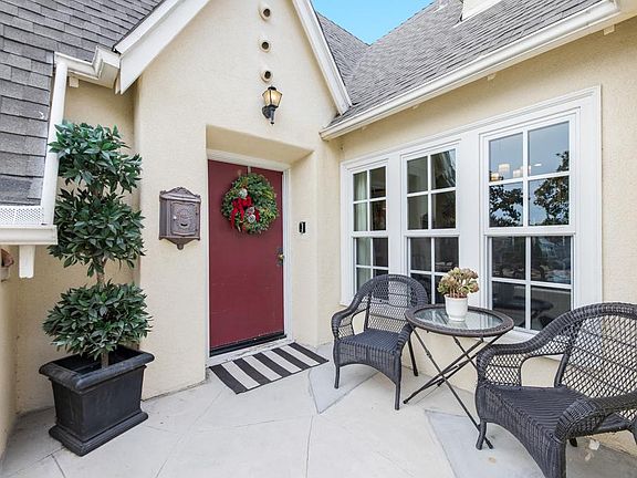 3rd image of 923 E Magnolia Blvd