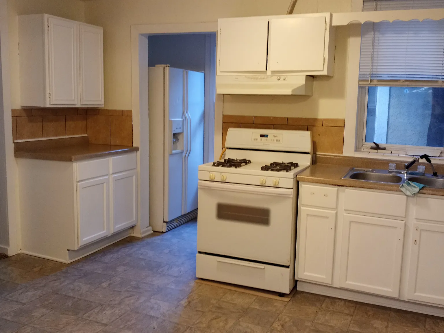 3 bed, 1050 sqft, $2,052 — Photo 1
