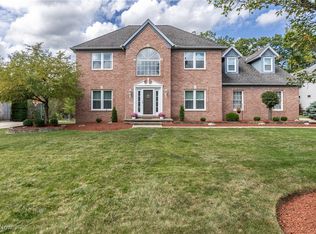 8754 Pointe Dr, Broadview Heights, OH 44147
