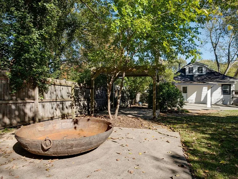 2215 Lindell Ave — Photo 25