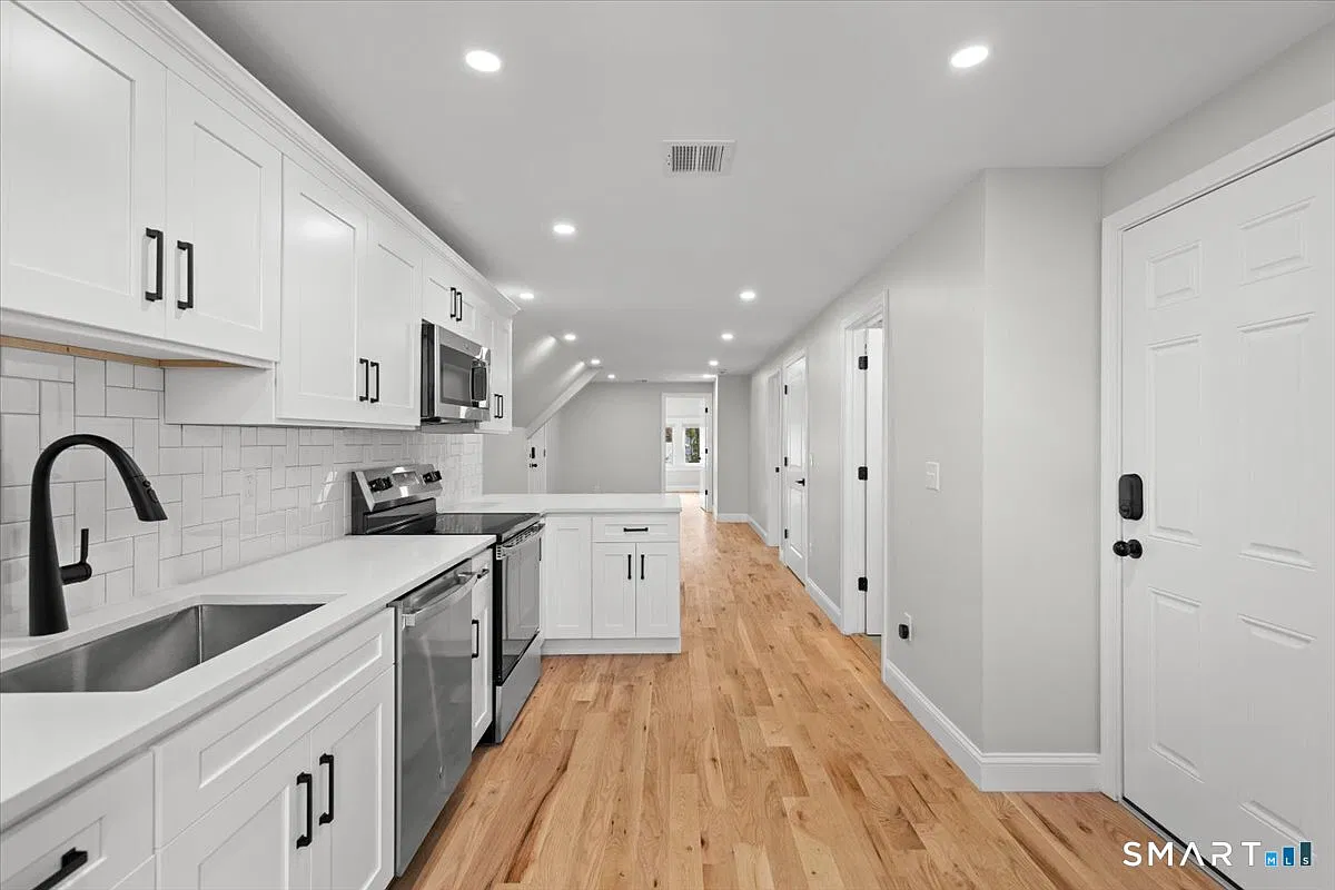 2 bed, 1.0 bath, 900 sqft, $2,500 — Photo 3