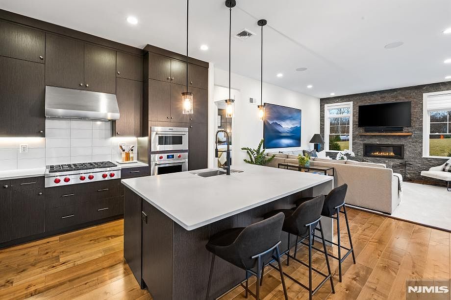 1st image of 85 Woodmont Cir