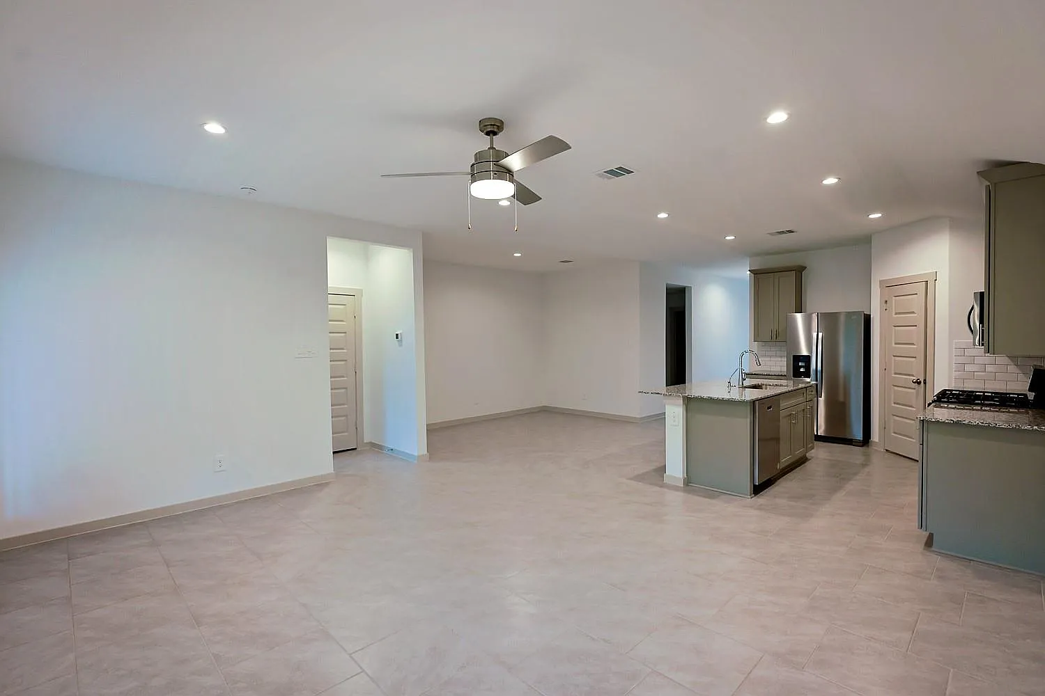 4 bed, 2.5 bath, 1870 sqft, $2,400 — Photo 4