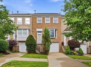 423 Parkridge Ln, Coraopolis, PA 15108