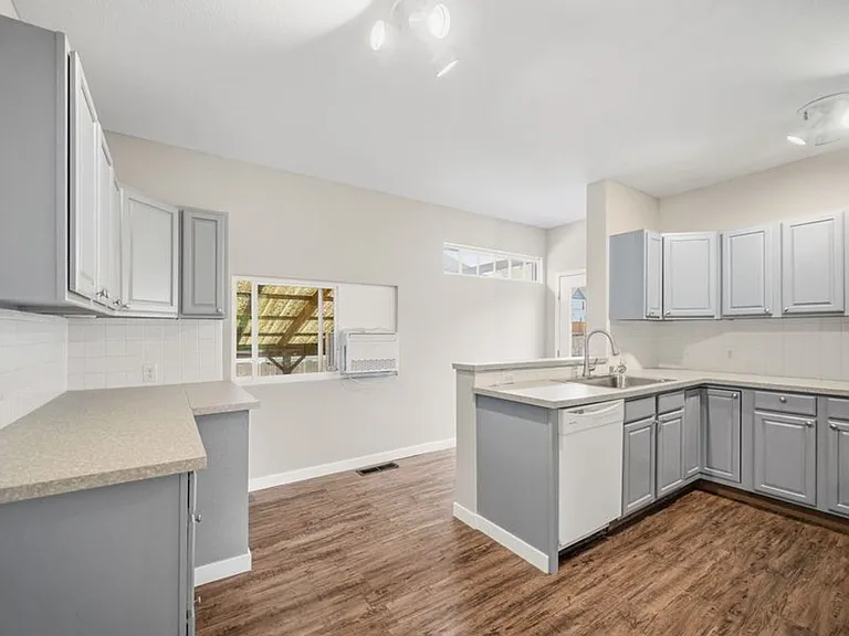 1123 E Indiana Ave — Photo 5