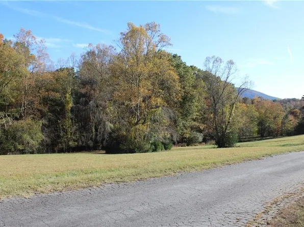 135 Mountain View Rd, Pilot Mountain, NC 27041