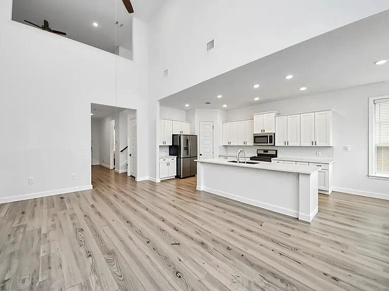 606 Round Lake Dr — Photo 6