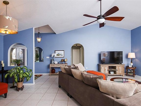 5th image of 2 Broadmoor Ln