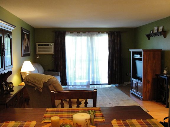 Livingroom w/sliders to deck