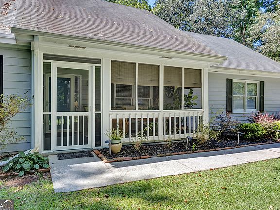 3rd image of 323 Spring Rd