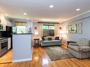 14 Edwards St APT 1B, Roslyn Heights, NY 11577