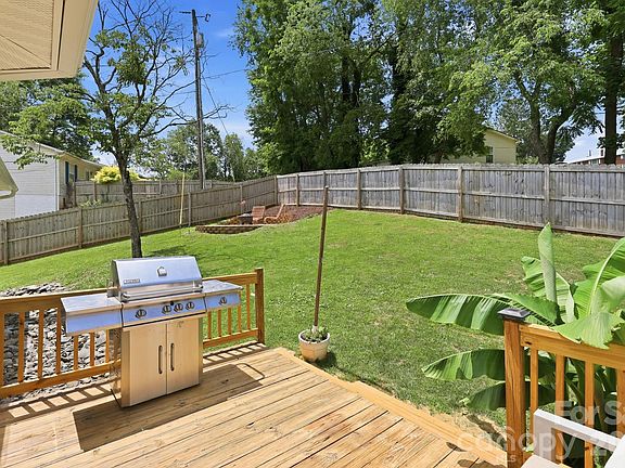 4th image of 320 Meadowbrook Dr
