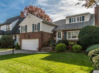 42 Muirfield Rd, Rockville Centre, NY 11570