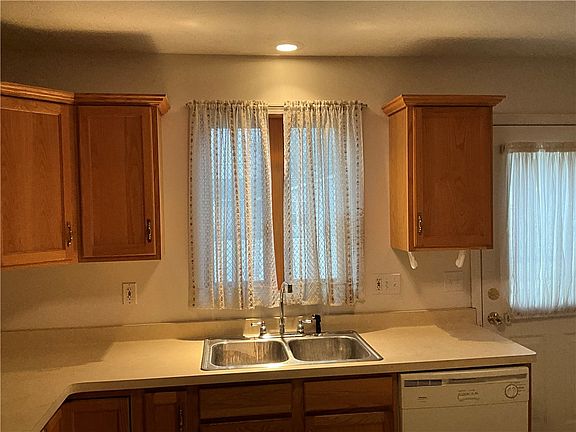 4th image of 15 Jacklyn Dr