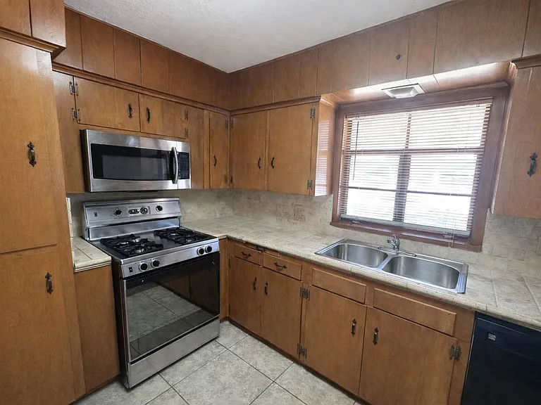 903 Lamonte Ln — Photo 7