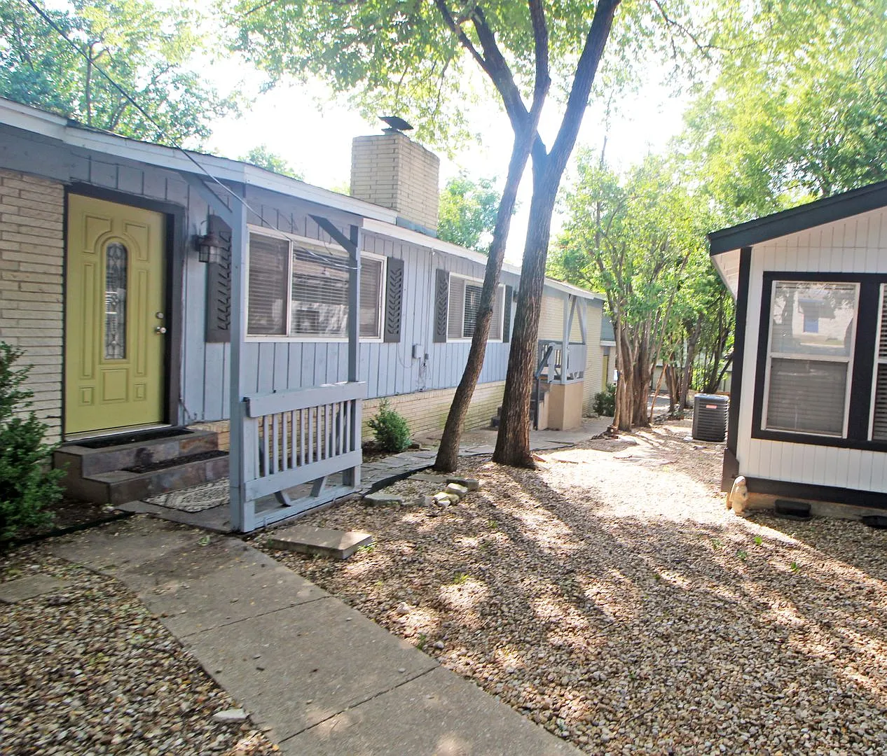 5Bed/2.5bath with two kitchens, fenced yard and covered carport. — Photo 3
