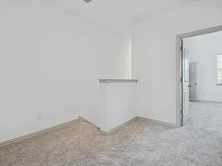 517 Parkside Dr — Photo 13