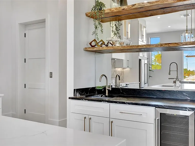 331 Albert St — Photo 10
