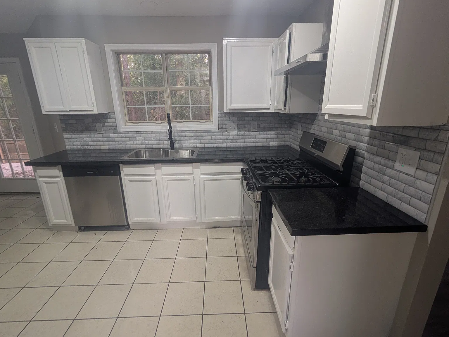 3 bed, 2.5 bath, 1896 sqft, $2,400 — Photo 4