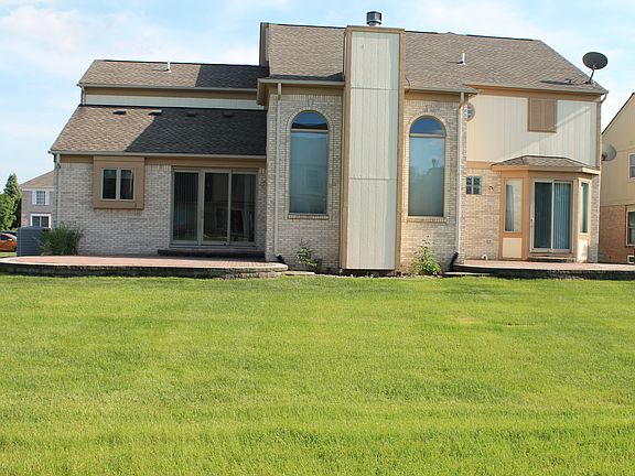 Large backyard w dual patios