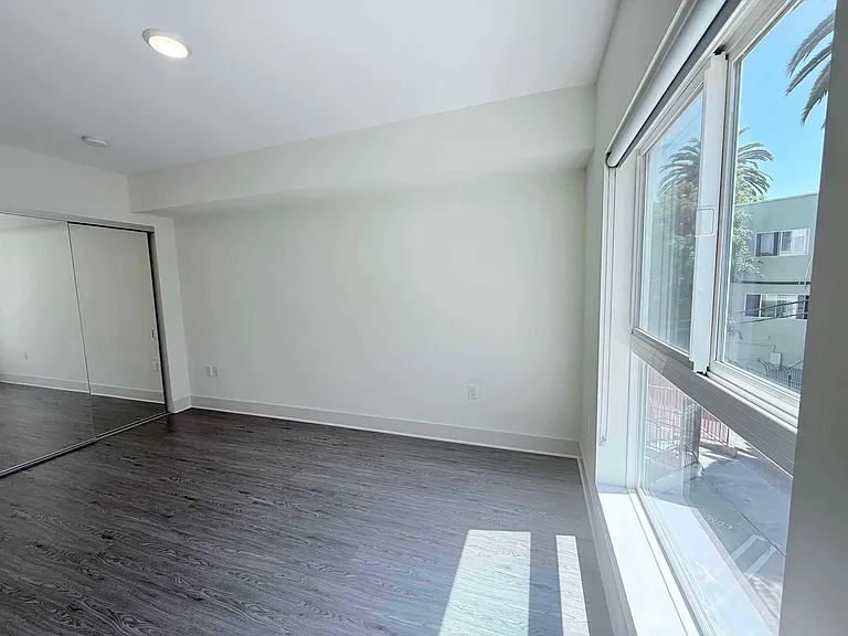 2022 West Sunset Boulevard — Photo 12